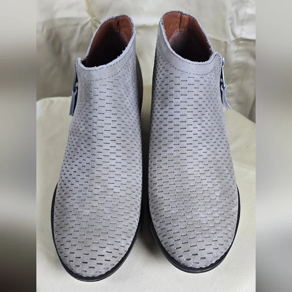 Lucky Brand Bohemian Cabincore Beige Suede Perforated Ankle Booties 8.5M - Picture 12 of 13